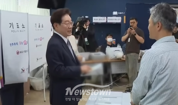 지난달 29일 지방선거 사전투표장 투표함에서 자신이 기표한 투표지를 들고 나와 선관위 직원에게 질의하는 이재명 대통령/TV조선 뉴스 캡처