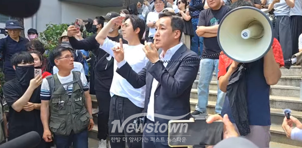 잠실 개표소 앞에서 즉석 기자회견을 열어 언론과 시민들에게 공정한 보도와 민주적 시위를 호소하는 국민의힘 김민수 최고위원/뉴스핌 화면 캡처