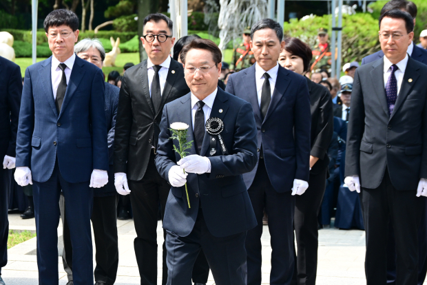 유정복 인천광역시장이 6일 수봉공원 현충탑에서 열린 '제71회 현충일 추념식'에서 헌화와 분향을 하고 있다