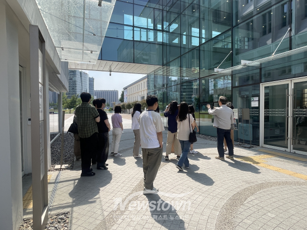 부천시 공무원들과 대학생들이 송하엽 부천시 총괄 건축가의 현장 설명을 듣고 있다. / 부천시