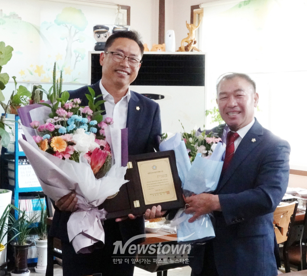대한민국지방의정봉사상을 수상한 홍성표 의장(사진 / 아산시의회 제공)