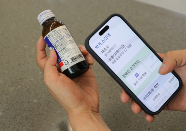 사진설명: 의약외품 모바일 간편검색서비스를 통해 박카스디액의 제품 정보를 확인하는 모습