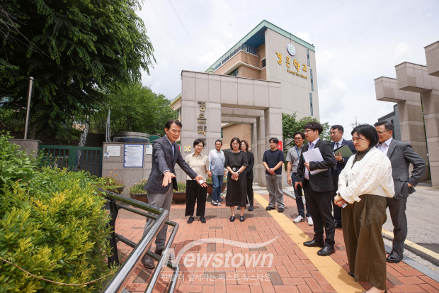 현덕 남양주시장 당선인이 22일 경은학교 앞 국토교통부 소유 소규모 부지를 둘러보며 통학로 개선 필요 사항을 점검하고 있다. / 남양주시