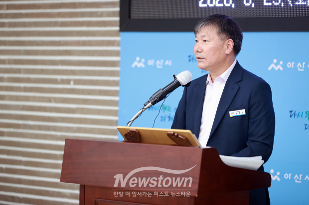 정현모 건설교통국장이 6월 23일 아산시청 브리핑룸에서 시정 브리핑을 열고 재난 대응부터 광역도로망과 GTX-C 연장, 대중교통 개선, 공공시설 확충에 이르는 건설·교통 분야 주요 사업 추진 현황과 향후 계획을 발표했다.