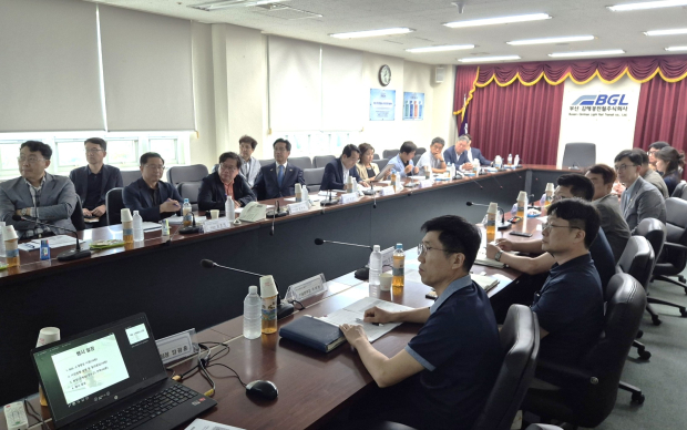지난 23일 정영두 당선인과 인수위원회가 부산-김해경전철 차량기지를 방문해 경전철 운영현황을 보고받고 있다./사진 김해시제공