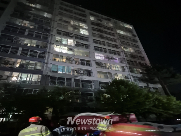 아파트 7층 추락 위기 요구조자 구조(사진 / 아산소방서 제공)