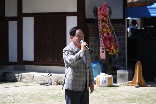 주광덕 시장이 퇴계원산대놀이 축제 행사에서 축사하고 있다