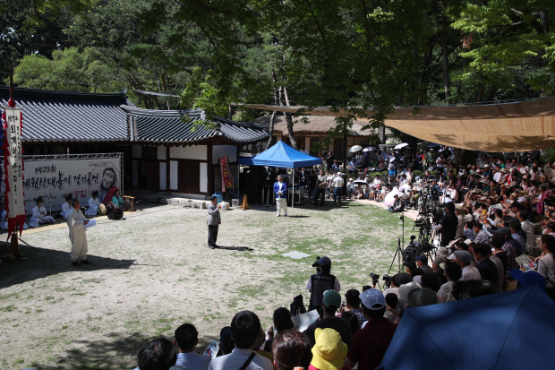 주광덕 시장이 관객들에게 축사를 전하고 있다