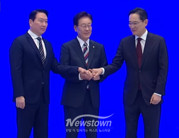 29일 청와대 영빈관에서 열린 대한민국 대도약 3대 메가프로젝트 국민보고회에서 반도체와 로봇 등 투자계획을 발표한 후 이재명 대통령과 손을 잡은 최태원 SK하이닉스 회장과 이재용 삼성전자 회장/TV조선 중계화면 캡처