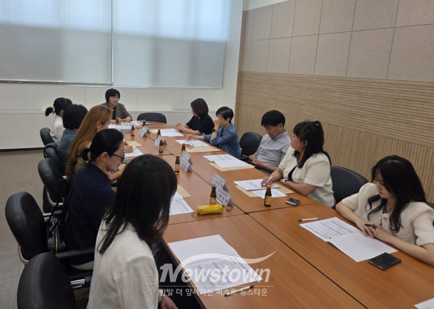 부천시는 지난 29일 시민상담실에서 동 주민자치회 간사들을 대상으로 '동 주민자치회 간사 간담회'를 개최했다. / 부천시