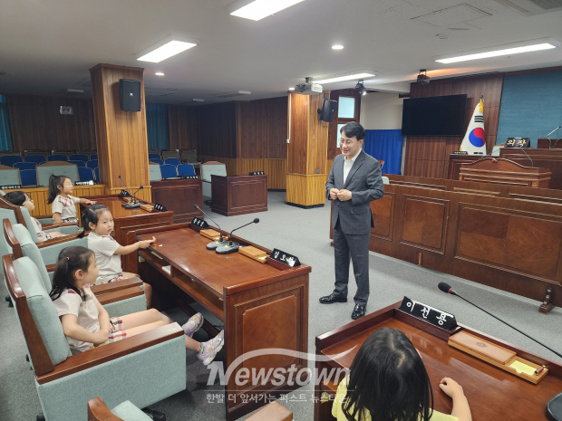 미추홀구의회는 지난 26일 인천예능어린이집 원생 12명을 대상으로 지방자치제도와 지방의회의 역할을 이해할 수 있는 의회 견학 프로그램을 운영했다. / 미추홀구의회