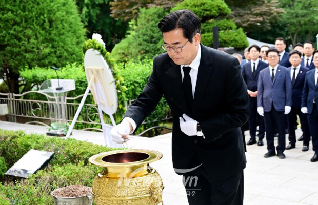 박찬대 인천광역시장이 1일 민선9기 인천광역시장 취임을 맞아 수봉공원 현충탑을 참배하고 있다. / 인천시