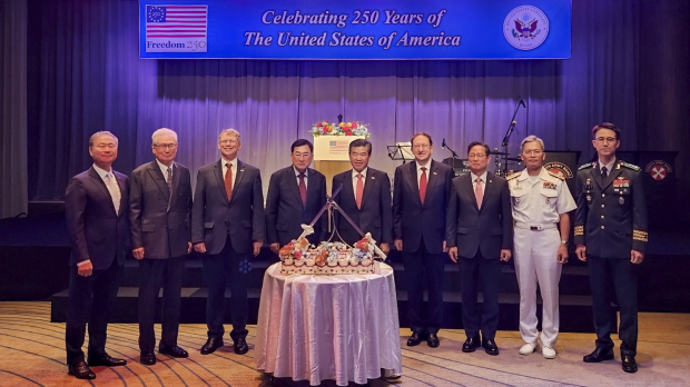 주낙영 경주시장(왼쪽 네 번째)이 미국 독립기념일 250주년 기념 리셉션에서 제임스 R. 헬러 주한미국대사관 대사대리(오른쪽 네 번째), 듀이 무어 주한미국영사관 부산 수석영사(왼쪽 세 번째), 박수영 국회의원(오른쪽 세 번째), 제임스 김 주한미국상공회의소 회장(가운데) 등 주요 인사들과 기념촬영을 하고 있다. (사진 / 경주시 제공)