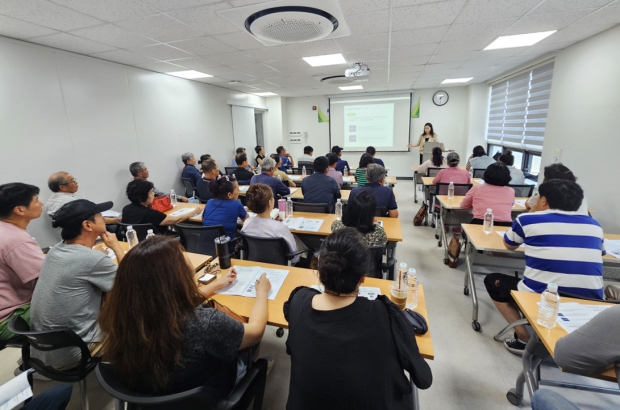 지난달 29일 농업기술센터 농업인교육관에서 진행된 '농업인 대상 찾아가는 농업 노무교육' 모습/사진 김해시제공