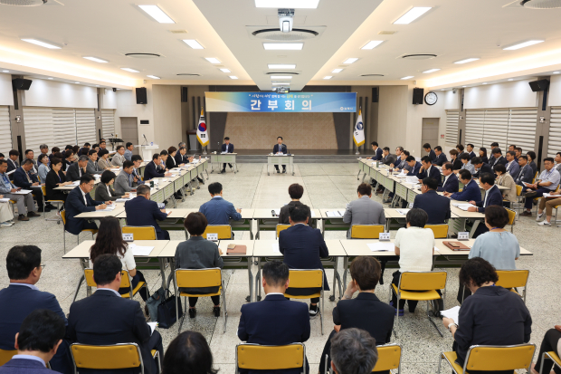 7일 오전 시청 대회의실에서 정영두 시장 주재로 민선 9기 첫 간부회의를 개최 하고있다./사진 김해시제공