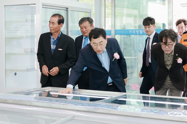 주낙영 경주시장이 8일 감포읍 대본리 가곡항에서 열린 가곡항 어촌뉴딜300사업 준공식에서 시설을 둘러보고 있다.