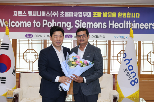 포항을 방문한 샤우랍 파가리아(Sourabh Pagaria) 지멘스 헬시니어스㈜ 초음파사업부 대표(우)와 박용선 포항시장(좌)이 시청 대외협력실에서 기념촬영을 하고 있다.