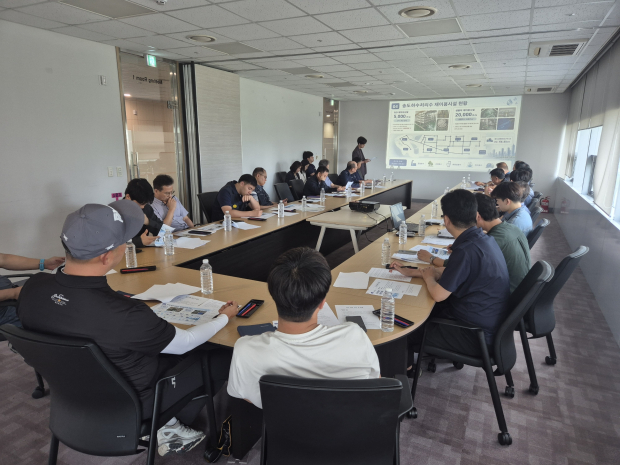 8일 송도 G타워에서 열린 '송도하수처리수 재이용수 수요처 간담회'에서 참석자들이 재이용수 운영 현황과 협력 방안에 대해 의견을 나누고 있다
