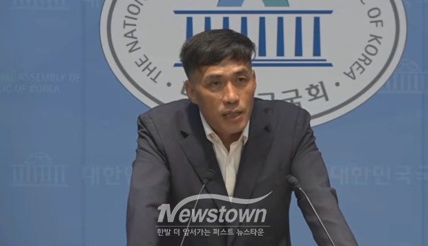 안규백 국방부장관의 보충역 군 복무 당시 탈영 의혹을 근거로 인사청문회의 국회 증언감정법 위반으로 고발하고 국회 정론관에서 기자회견하는 김영수 국군권익연구소장/KNN 뉴스 화면 캡처