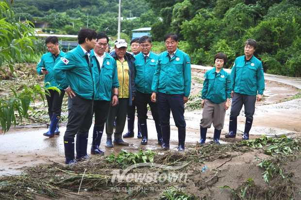 윤일묵 의장을 비롯한 의원 전원이 현장을 방문해 주요 피해 현장을 차례로 둘러보며 피해 규모와 복구 진행 상황을 살폈다.(사진 / 청양군의회 제공)