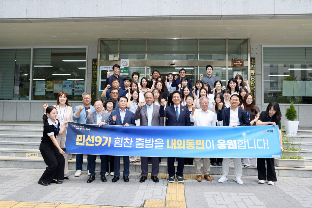10일 내외동 행정복지센터에서 정영두 시장이 '주민과의 첫 만남'에서 지역 주민들의 의견을 청취했다./사진 김해시제공