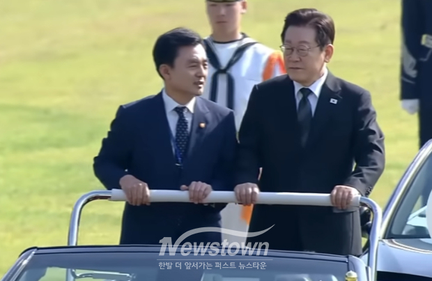 작년 10월 1일 제77주년 국군의날 퍼레이드에서 이재명 대통령과 열병 차량에 탑승한 안규백 국방부장관/춘천MBC 뉴스화면 캡처