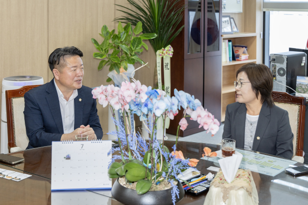 김남원 검단구의장과 최미자 영종구의장이 상생발전방향을 논의하고 있다.