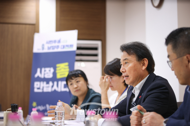 ‘시장 좀 만납시다’에서 시민들과 소통 중인 최현덕 시장 / 남양주시