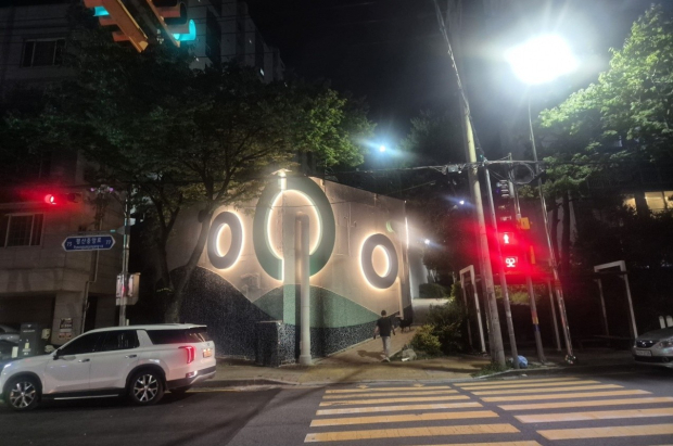 평산동 44-1번지 일원에 추진한 ‘평산동 노후벽화 정비사업' 야간 경관 모습/사진 양산시제공
