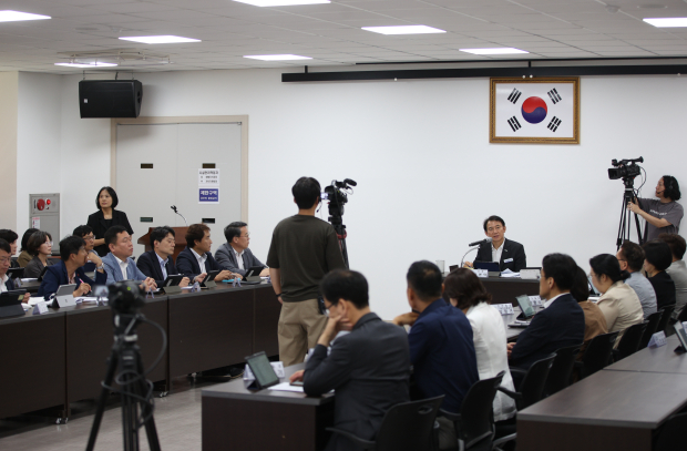 최현덕 시장이 시정현안회의에서 주요 현안을 논의하고 있으며, 회의 전 과정이 시 공식 채널을 통해 생중계되고 있다.