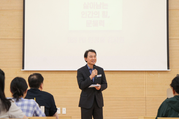 최현덕 남양주시장이 정약용도서관에서 열린 ‘AI시대에 살아남는 인간의 힘, 문해력’ 강연에 참석해 인사을 하고 있다.