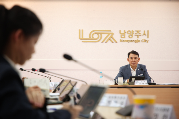 최현덕 남양주시장이 ‘중점 추진사업 점거 보고회’에서 주요 사업 추진 방향을 논의하고 있다.<br>