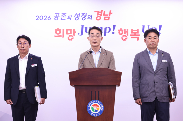 박성준 경남도 교통건설국장 브리핑 모습/사진 경남도제공