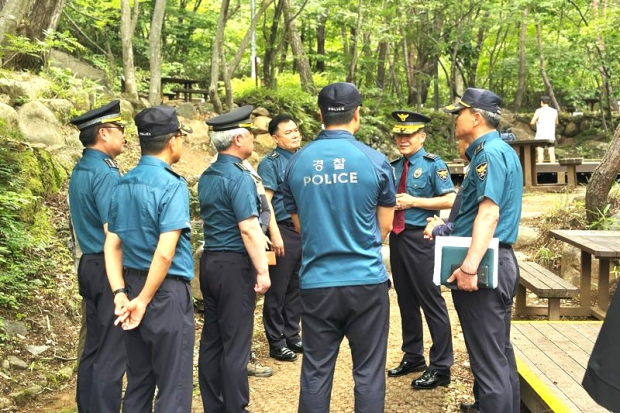 김종철 청장, 주요 피서지 여름철 인파관리 및 범죄예방 시설물 운영 실태 점검 모습/사진 경남경찰청 제공
