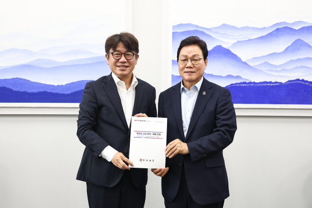 24일 박완수 도지사(사진오른쪽)가_국회를 방문해 유의동 국회 국토교통위원장(사진 왼쪽)을 만나 '우주항공복합도시 건설 특별법'과 '남해안권 발전 특별법' 조속한 제정을 건의했다./사진 경남도 제공