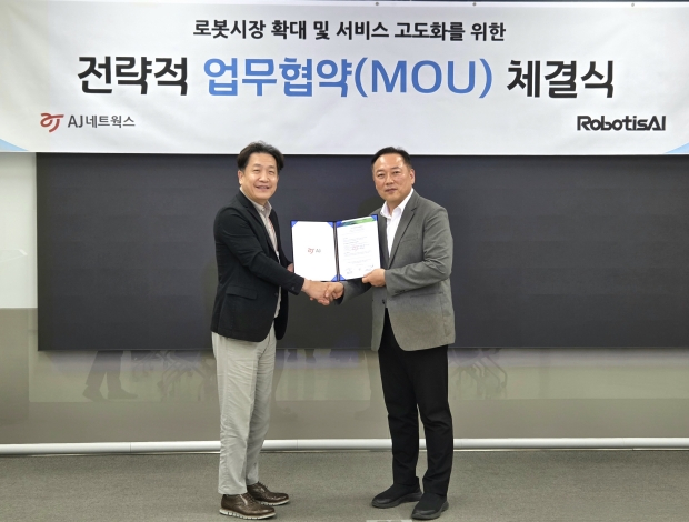 최지영 AJ네트웍스 부사장(왼쪽)과 이선영 로보티즈AI 부사장이 AI 기반 로봇시장 확대 및 서비스 고도화를 위한 MOU를 체결했다.(사진=AJ네트웍스)