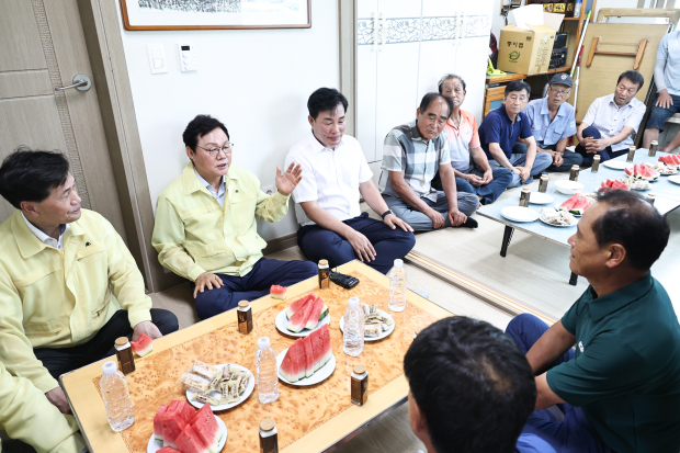 27일 박완수 도지사, 밀양 무안면 다례못안경로당 방문 모습/사진 경남도 제공