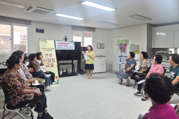 지난 28일 동상동 동부여자경로당에서 온열질환 예방 교육을 하는 모습/사진 김해시 제공