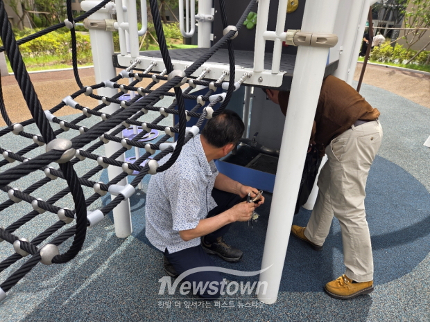 물이용 어린이놀이시설 안전점검 실시 모습  / 부천시