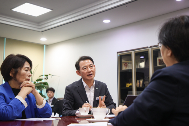 최현덕 남양주시장이 최민희 더불어민주당 남양주갑 국회의원과 함께 정은경 보건복지부 장관을 만나 남양주권역 공공의료원 조기 착공을 위한 지원을 요청하고 있다. / 남양주시