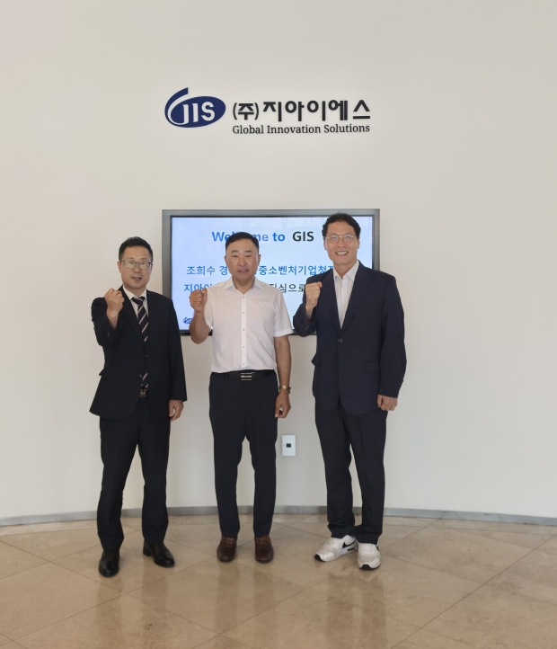 (왼쪽부터) 경기중소벤처기업연합회 최경용 회장, 지아이에스 황성일 의장, 경기지방중소벤처기업청 조희수 청장