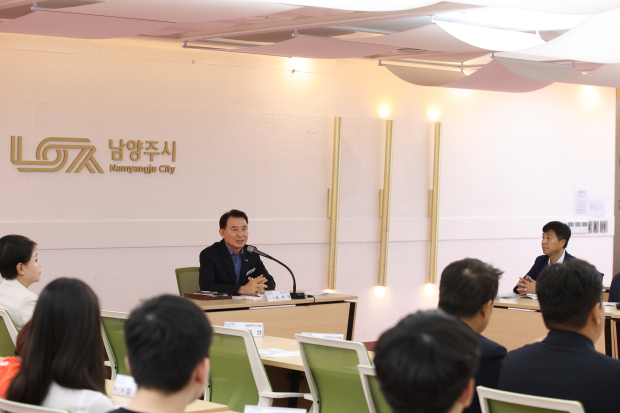 최현덕 시장이 시청 여유당에서 인사말씀을 하고 있다.