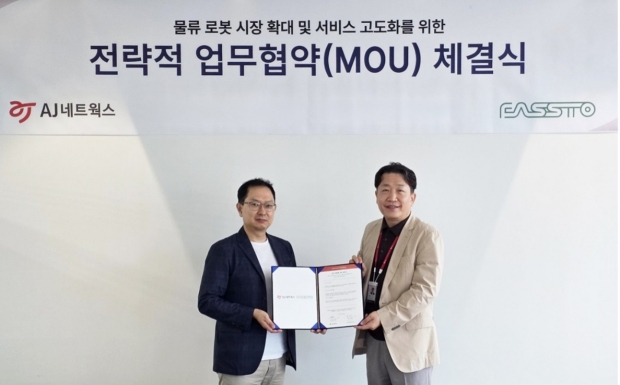 최지영 AJ네트웍스 부사장(오른쪽)과 홍종욱 파스토로보틱스 대표이사가 물류 로봇 시장 확대 및 서비스 고도화를 위한 MOU를 체결했다.(사진=AJ네트웍스)