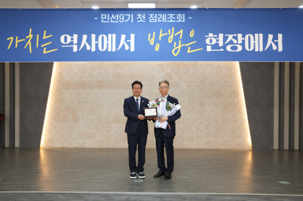 8월 자랑스러운 김해CEO상 수상 (주)터보링크 하현천 대표(사진 오른쪽)/사진 김해시 제공