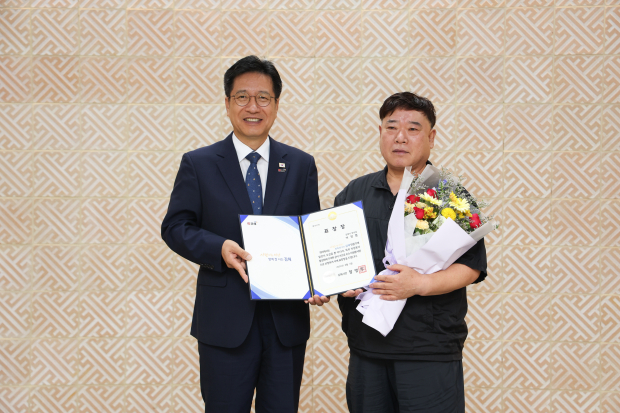 8월 우수 자원봉사왕 이정험씨 표창장 수여식/사진 김해시 제공