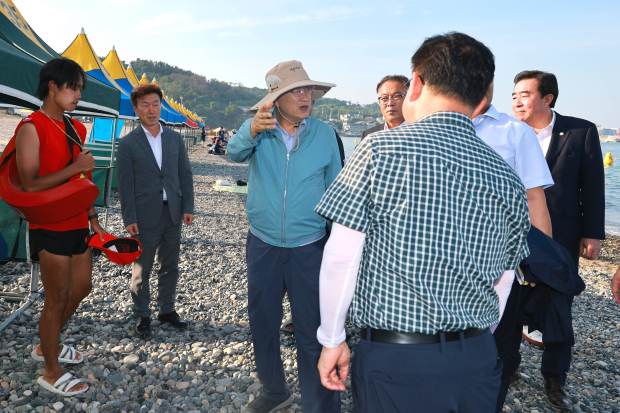 주낙영 경주시장이 지난 1일 동해안 해수욕장을 찾아 바다시청 운영 상황을 점검하고 근무자들의 애로사항을 청취하고 있다