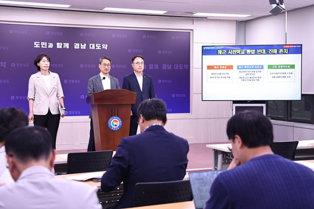 박일웅 경남도 행정부지사, 브리핑 모습/사진 경남도 제공