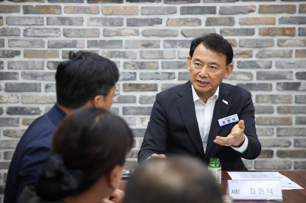 총상인연합회 정담회에서 말씀 중인 최현덕 시장