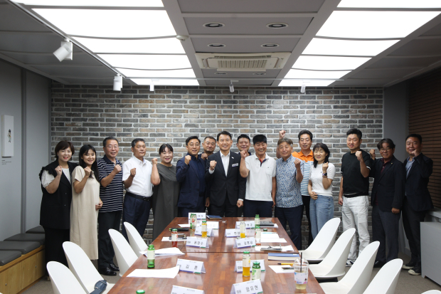 최현덕 시장이 총상인연합회 정담회 참석자들과 기념촬영 하고 있다.