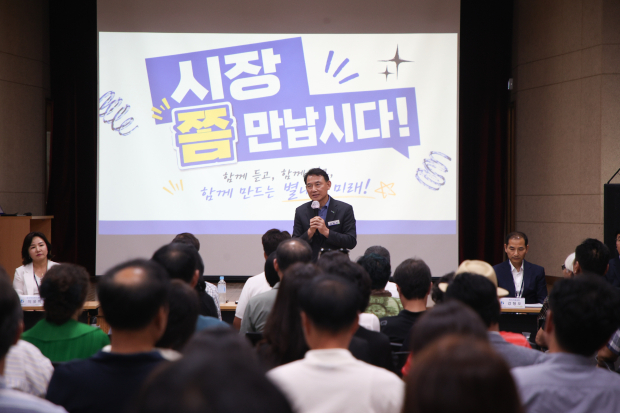 최현덕 남양주시장이 별내동에서 열린 ‘시장 좀 만납시다’에서 주민들과 지역 현안에 대해 이야기하고 있다.